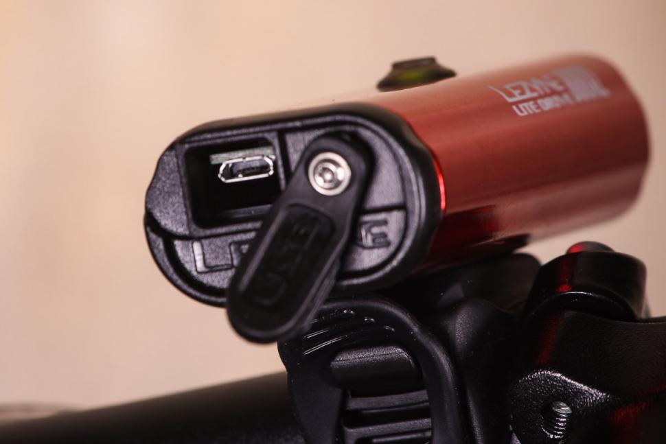 Lezyne Lite Drive 800XL - port.jpg