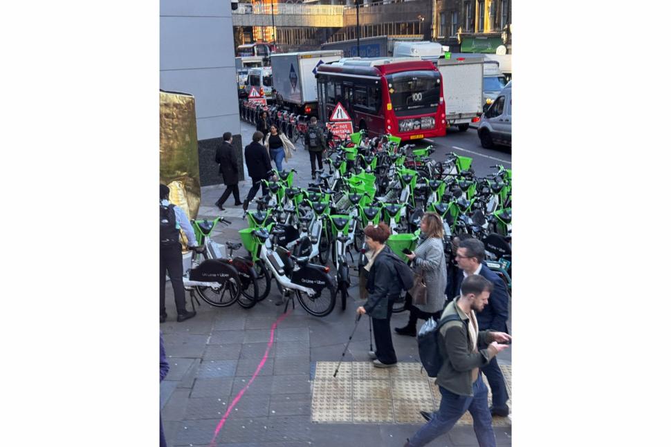 Lime bikes parked on the pavement in London (image: Sam Bowman, @s8mb on Twitter)
