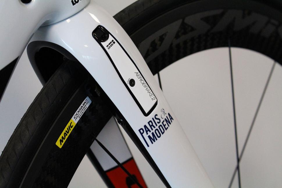 Look 695 Maserati special edition - fork and brake (1).jpg