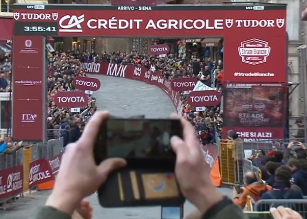 Lotte Kopecky's winning Strade Bianche shot ruined by phone (Discovery+)