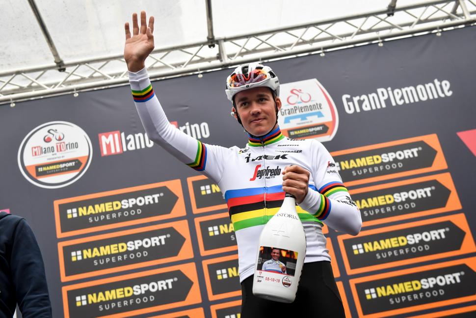 Mads Pedersen with bubbly (picture LaPresse)