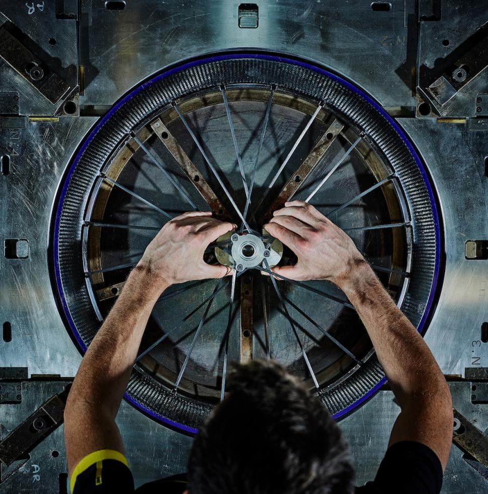 mavic_cosmic_ultimate_ust_carbon_tubeless_wheels10.jpg