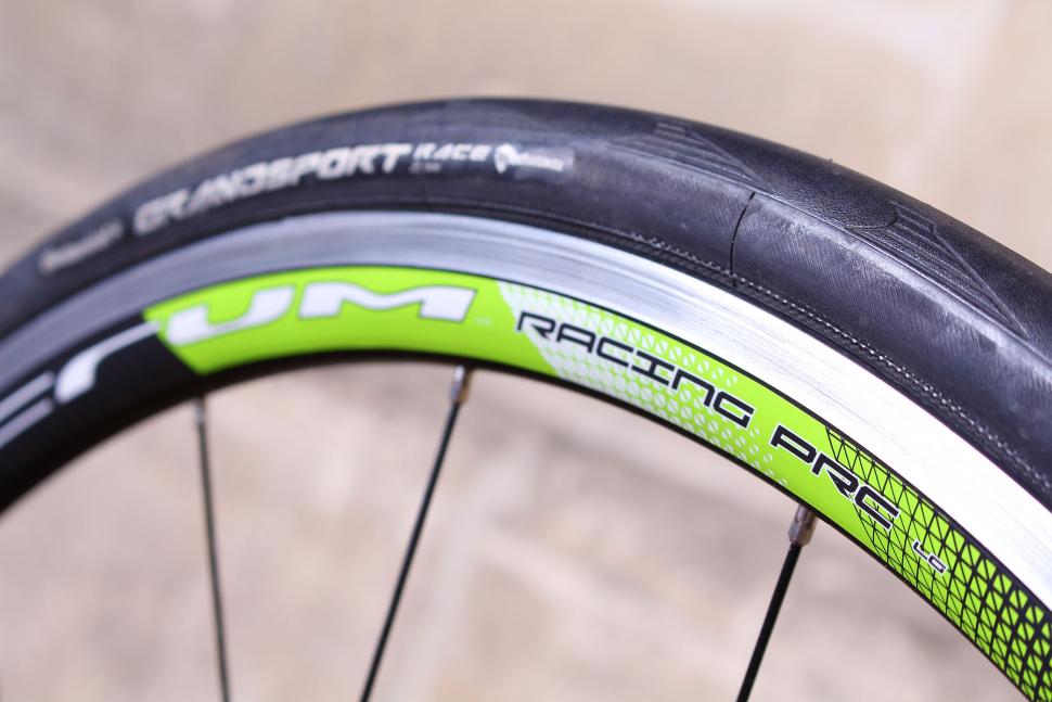 Merida Scultura 6000 - rim and tyre.jpg