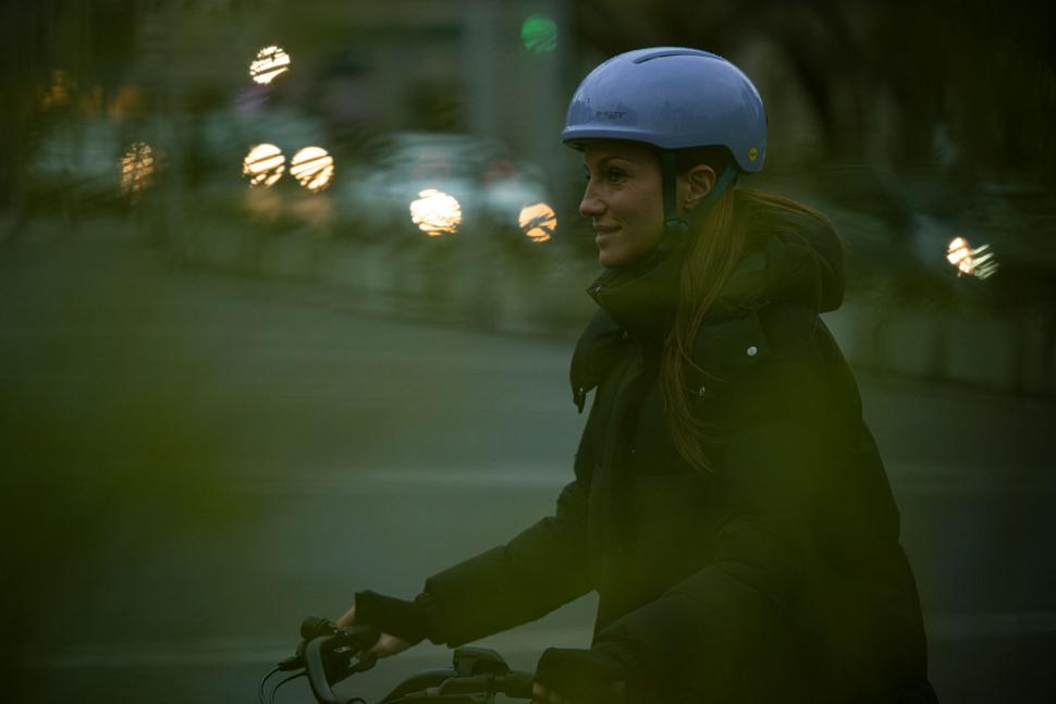 met-vibe-mips-urban-helmet-14
