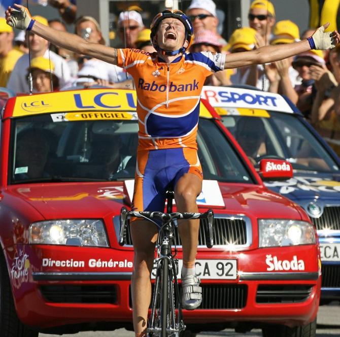 Michael Rasmussen celebrates winning stage 16 of the 2006 Tour de France