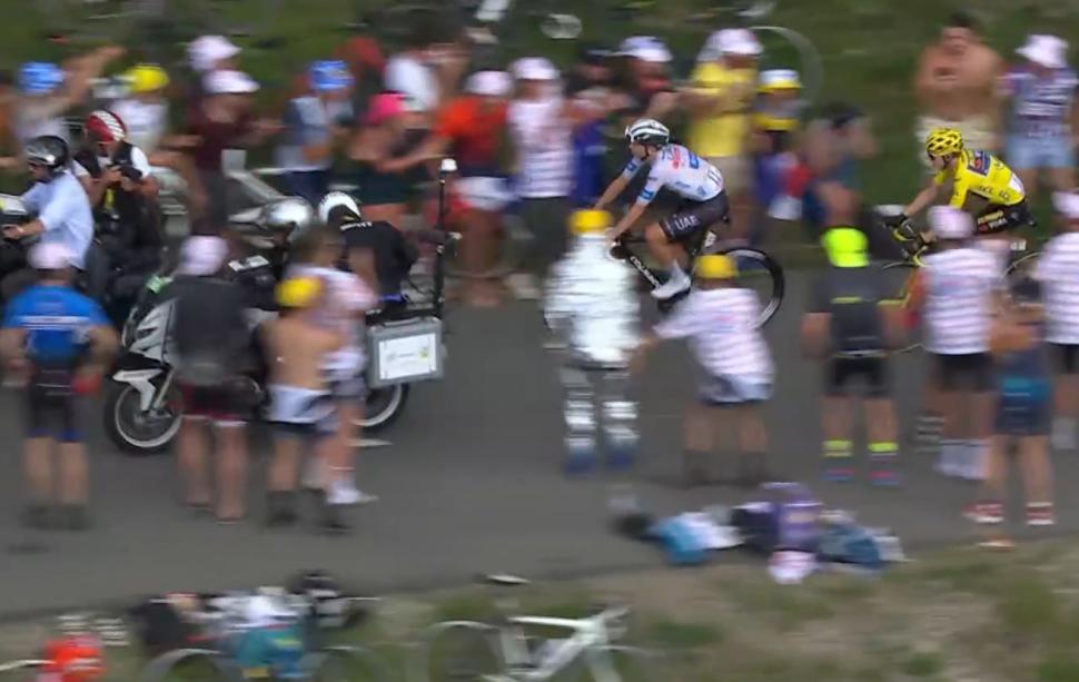 Motorbike riders block Tadej Pogacar on Col de Joux Plane, stage 14, 2023 Tour de France (GCN)