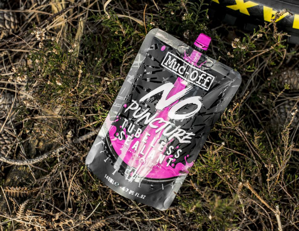 muc-off_no_puncture_hassle_tubeless_sealant_pouch_2.jpg