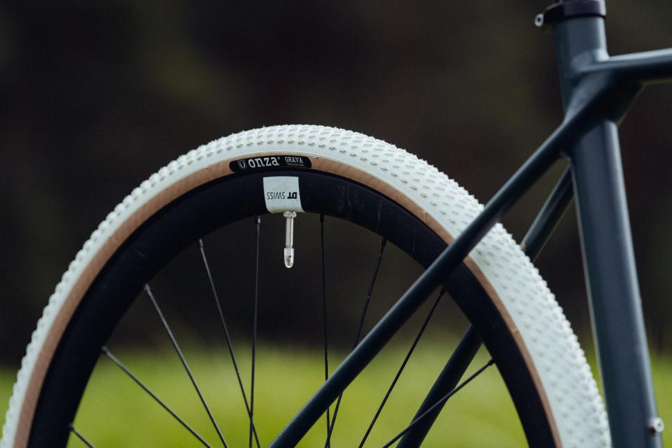 Onza Grava_Mood-20 tyre white