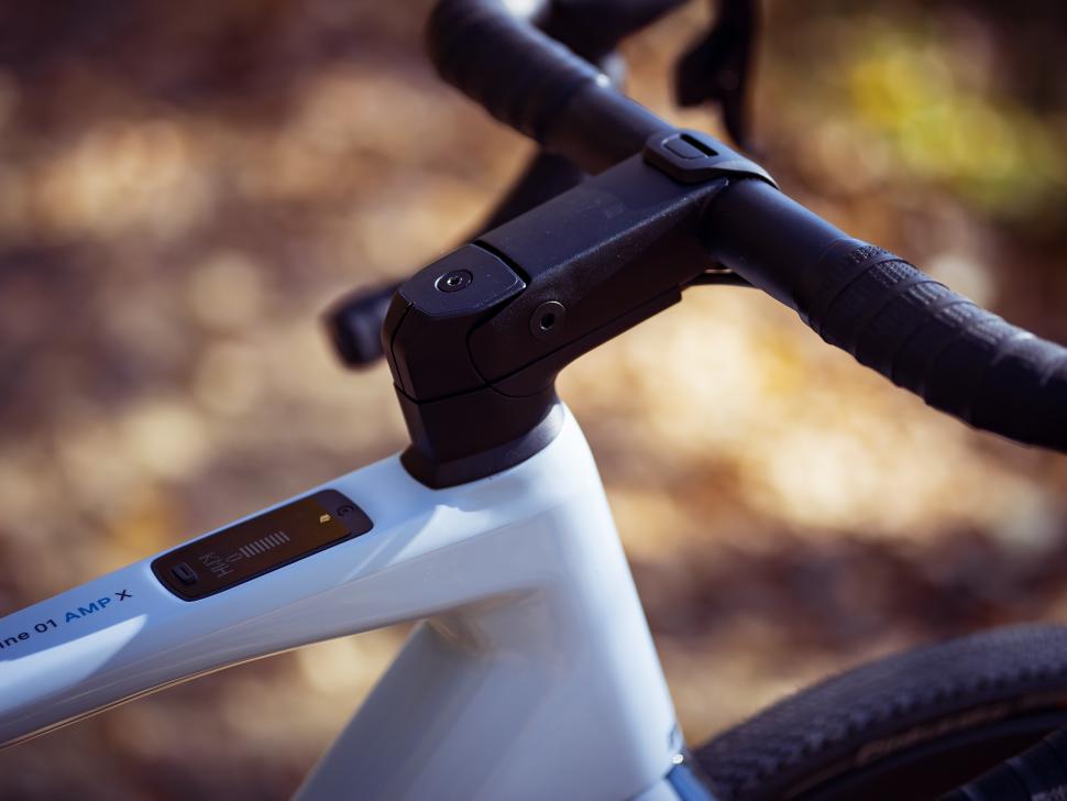 2023 BMC Roadmachine 01 AMP X One TQ front