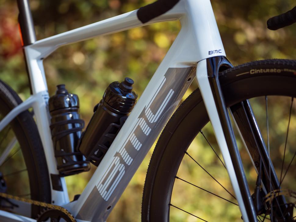 2023 BMC Roadmachine 01 AMP X One Lifestyle side