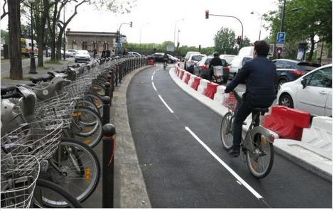 Paris bike lane (c) Twitter user WeelzFr.png