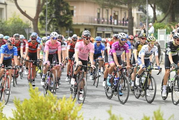 Patrick Dempsey (centre) rides the Giro d'Italia (picture LaPresse).jpg