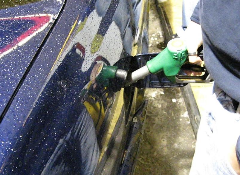 petrol filling up - via wikimedia commons