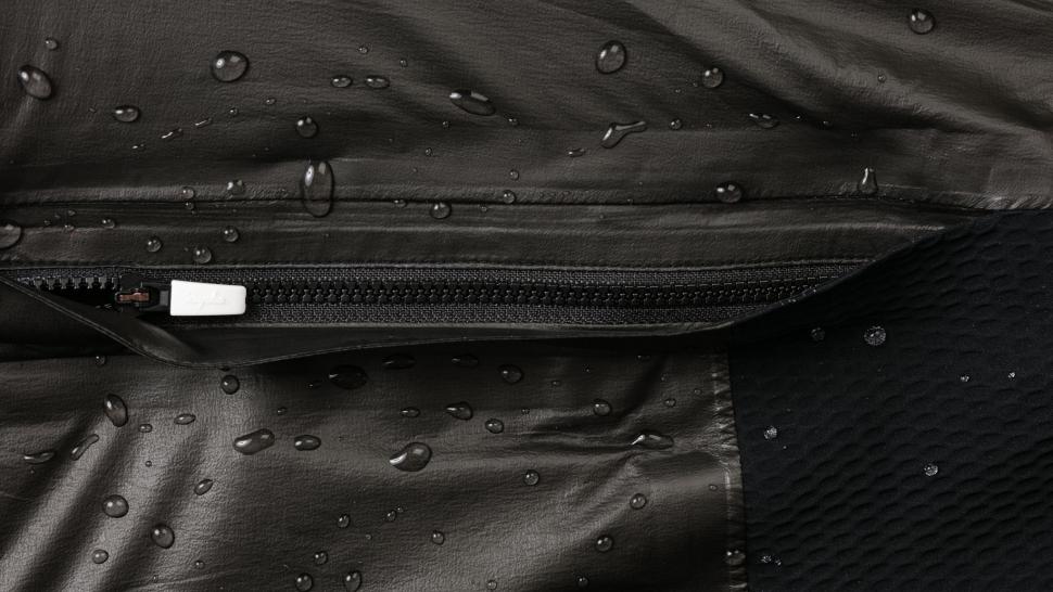 PGI01XX_BLK_H2-19_Pro Team Insulated GORE-TEX Jacket_Black_COMING SOON_macro-details_2 (1)