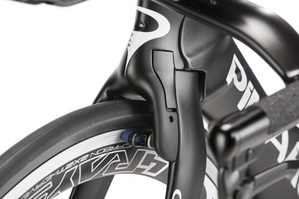 Pinarello Bolide TT - 2016 - headtuve and integrated brake.jpg
