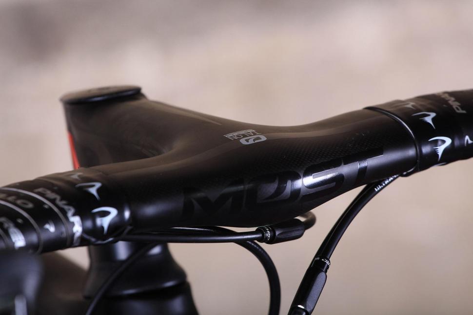 Pinarello Dogma F8 - bars 2.jpg