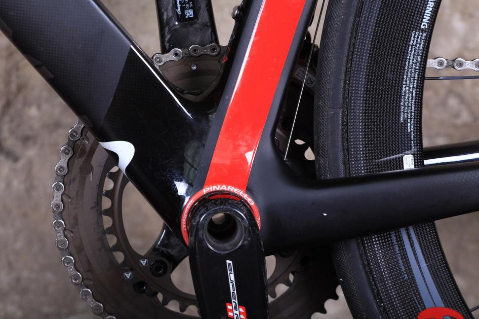 Pinarello Dogma F8 - bottom bracket.jpg