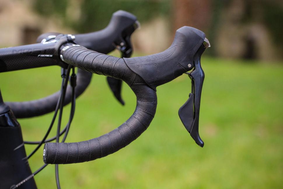 Pinarello Prince FX - bar and shifter.jpg