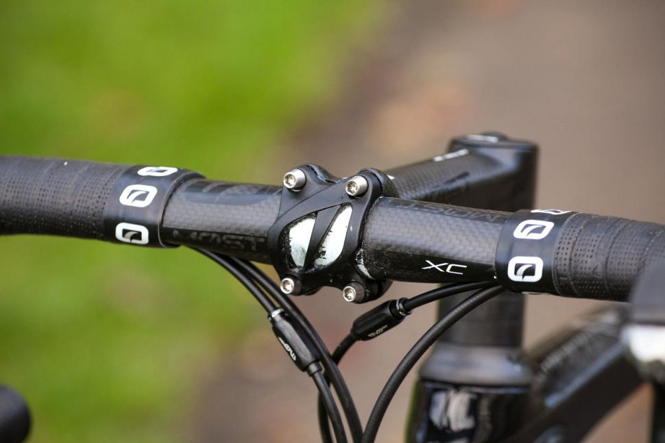 Pinarello Prince FX - bars 2.jpg