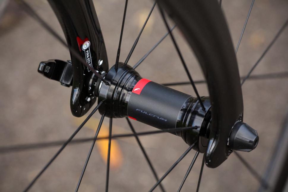 Pinarello Prince FX - front hub.jpg