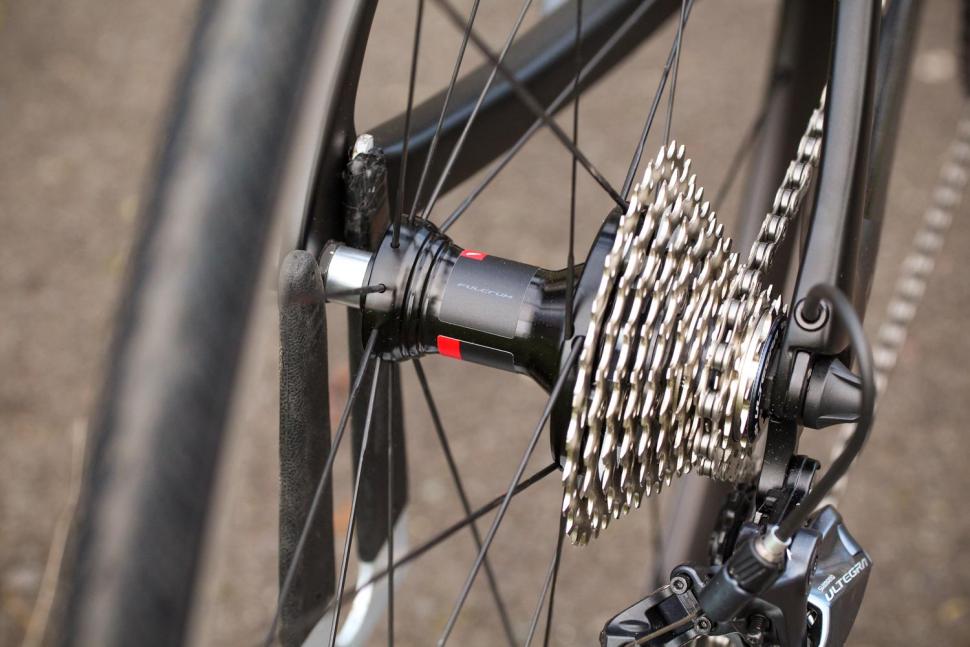 Pinarello Prince FX - rear hub.jpg