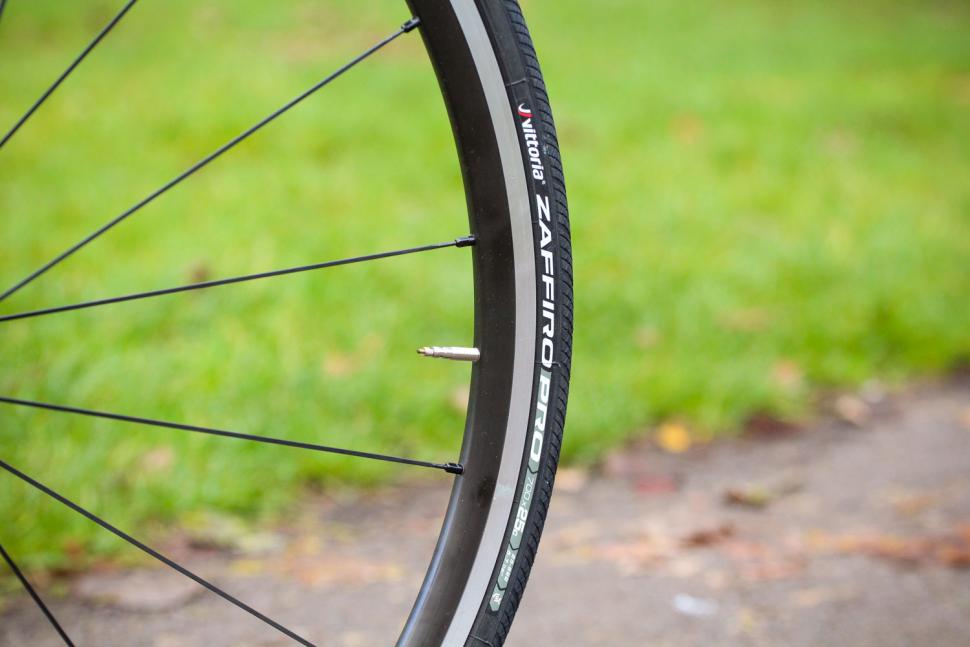 Pinarello Prince FX - tyre.jpg