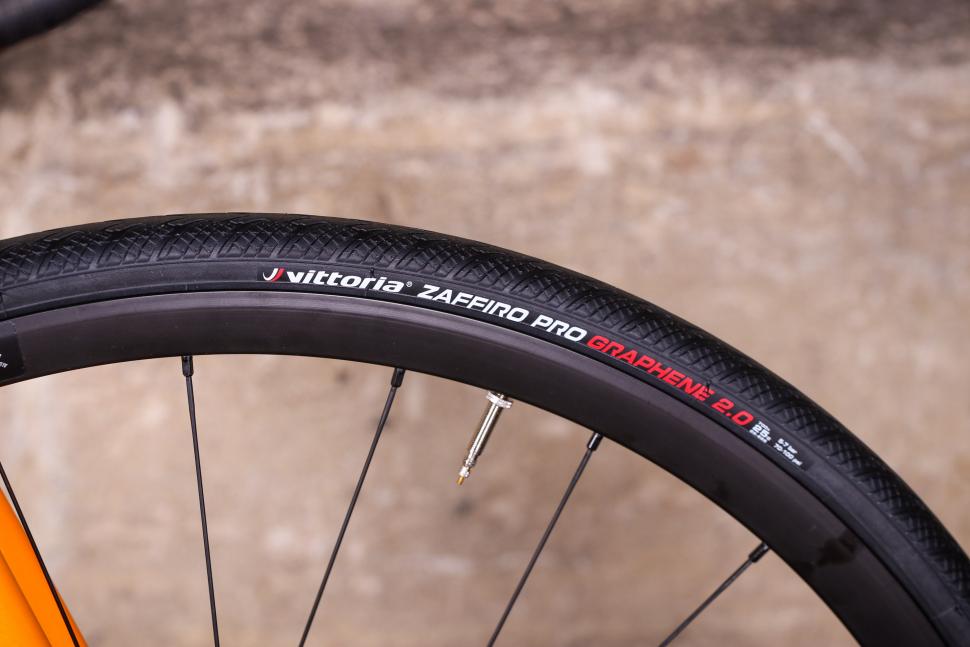 Pinarello Prince FX - tyre.jpg