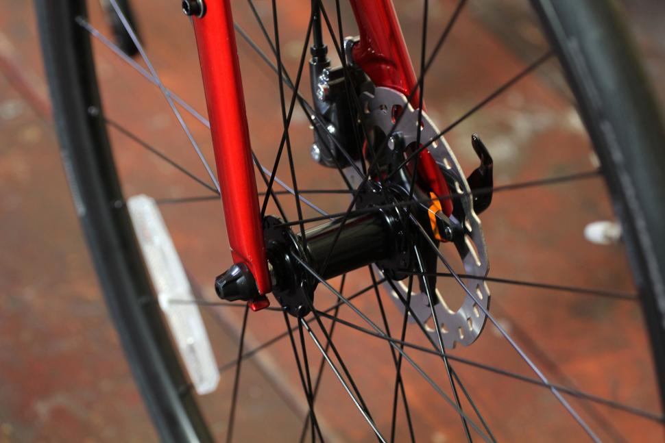 Pinnacle Dolomite 5 - front hub.jpg