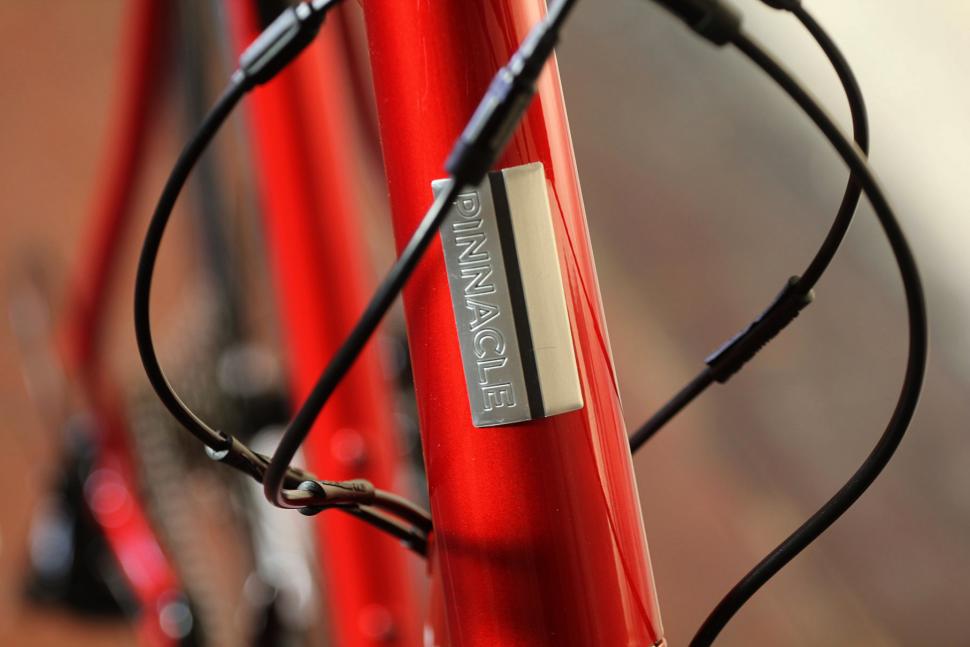 Pinnacle Dolomite 5 - head tube badge.jpg