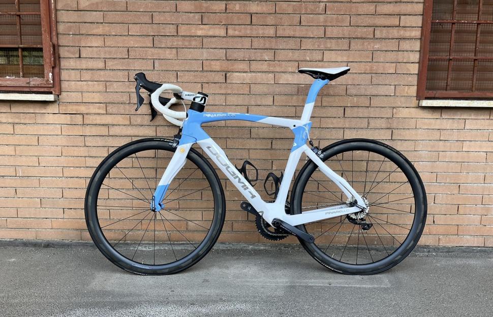 Pope Francis' Pinarello Dogma F12, gifted by Egan Bernal (image: Catawiki)