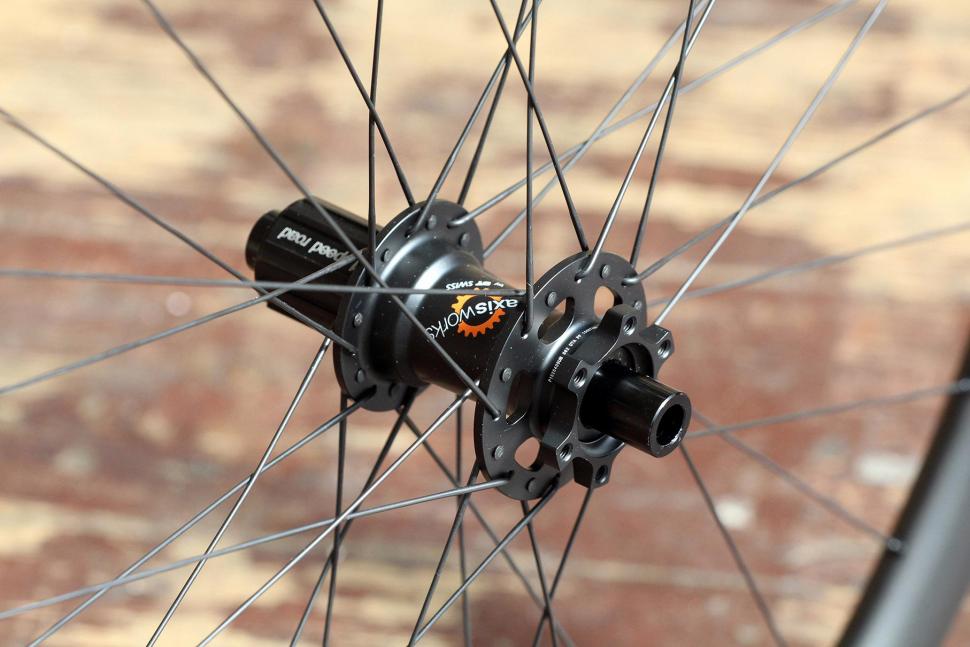 Praxis Works RC21 wheelset - rear hub 2.jpg