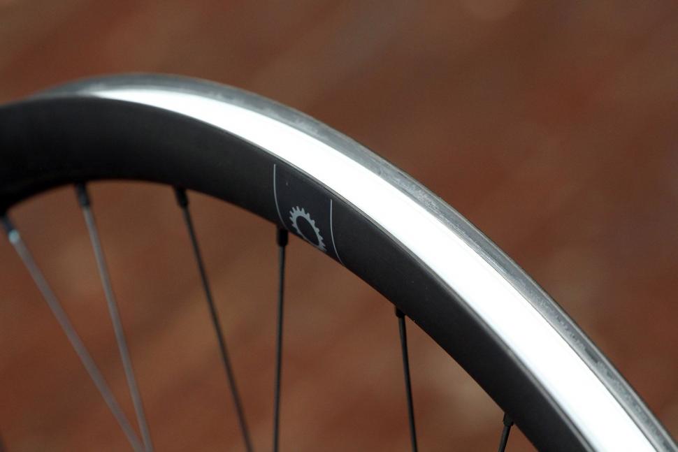 Praxis Works RC21 wheelset - rim bed.jpg