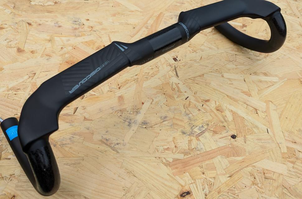 PRO Discover Aero Carbon handlebar above (1)