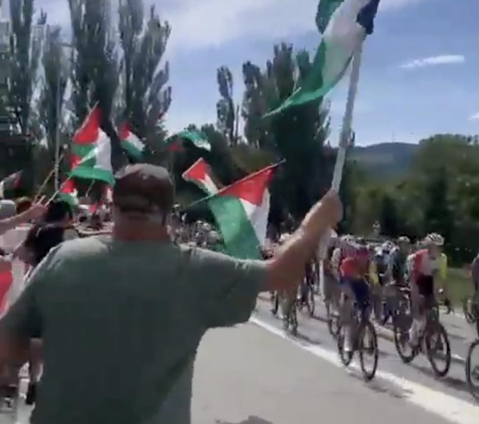 Pro-Palestinian protesters at 2025 Vuelta stage 10