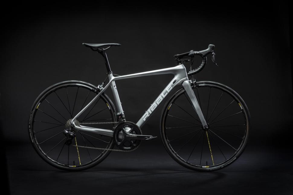 R872 Silver 2017.jpg