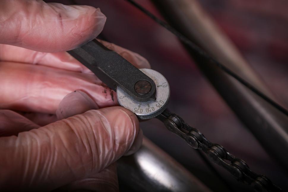 Replacing a bike chain - 00 - checking chain wear 2.jpg