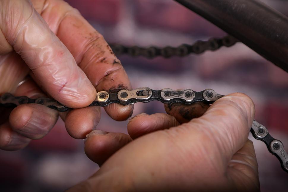 Replacing a bike chain - 08 - locating the magic link.jpg