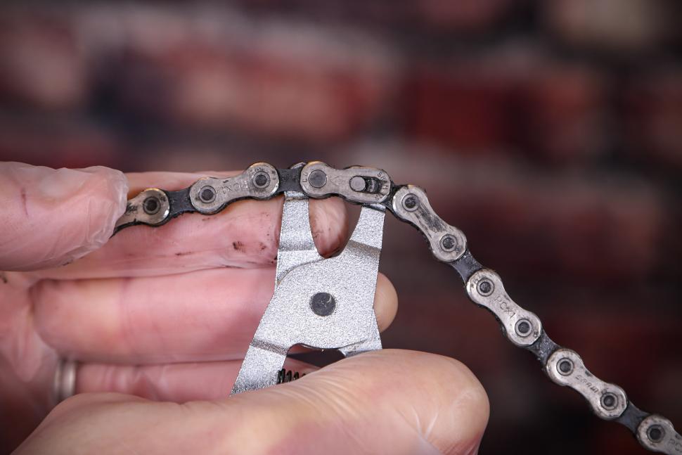 Replacing a bike chain - 09 - using magic link pliers to remove the link.jpg