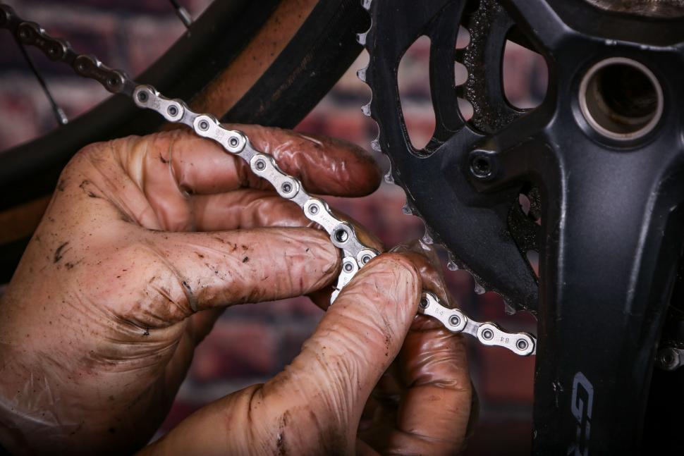 Replacing a bike chain - 18 - finding the point where the chain will join.jpg
