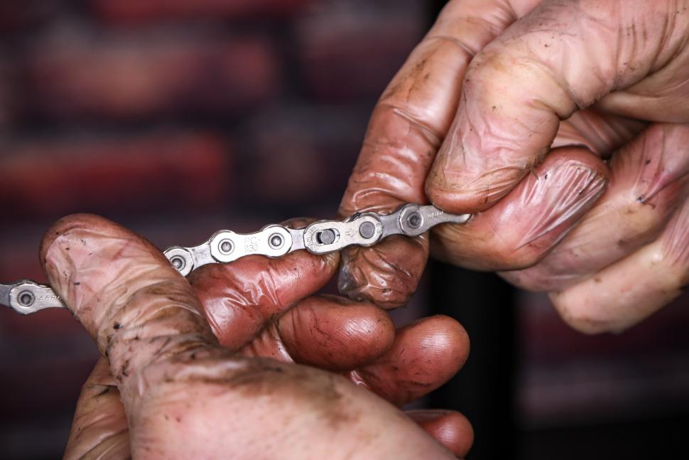 Replacing a bike chain - 23 - fitting the magic link.jpg