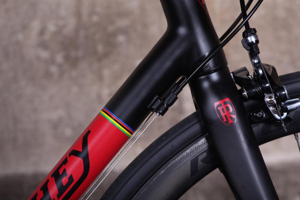 Ritchey Breakaway Carbon - cable route.jpg
