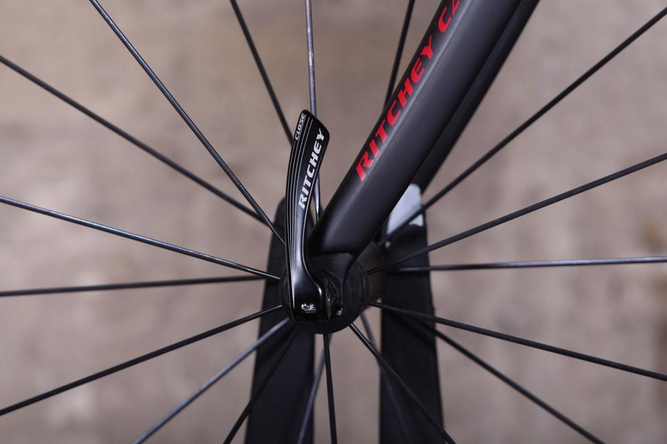 Ritchey Breakaway Carbon - front dropout.jpg