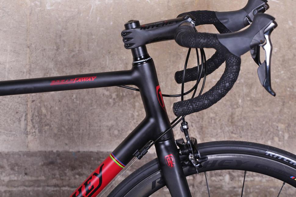 Ritchey Breakaway Carbon - head tube.jpg