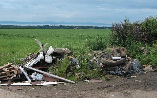 roadside waste flytipping - via wikimedia commons.PNG