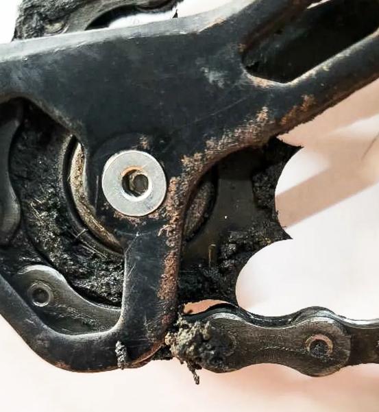 Bike shop horrified by drivetrain (@trench_tales/Instagram)