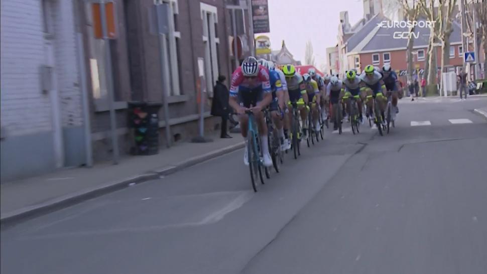 Mathieu van der Poel handlebars break (GCN/Eurosport)