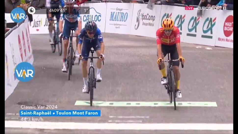 Lenny Martinez pips Tobias Johannessen on the line (Eurosport)