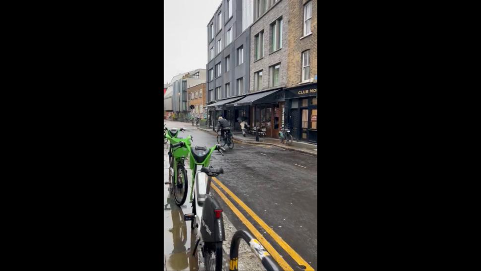 Angle grinder bike thief, London April 2024 (@CrimeLdn/X)