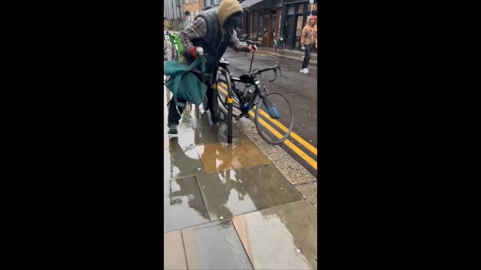 Angle grinder bike thief, London April 2024 (@CrimeLdn/X)