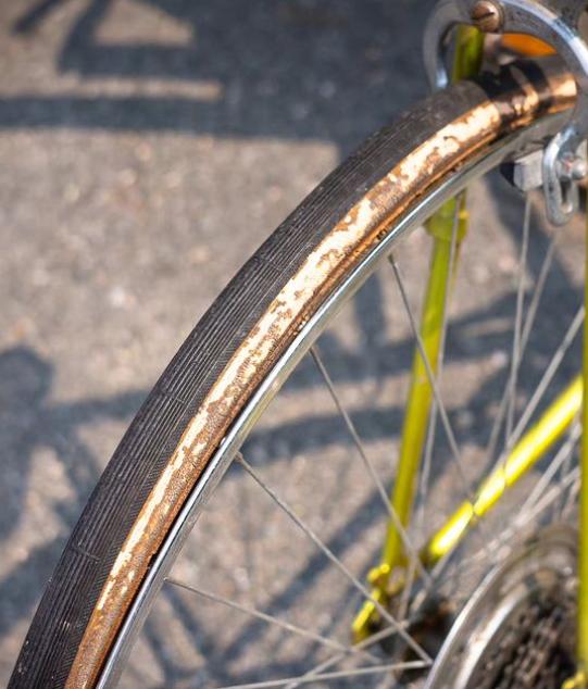 Horrified bike shop shares photos of battered "single speed... maybe" bicycle (@trench_tales)
